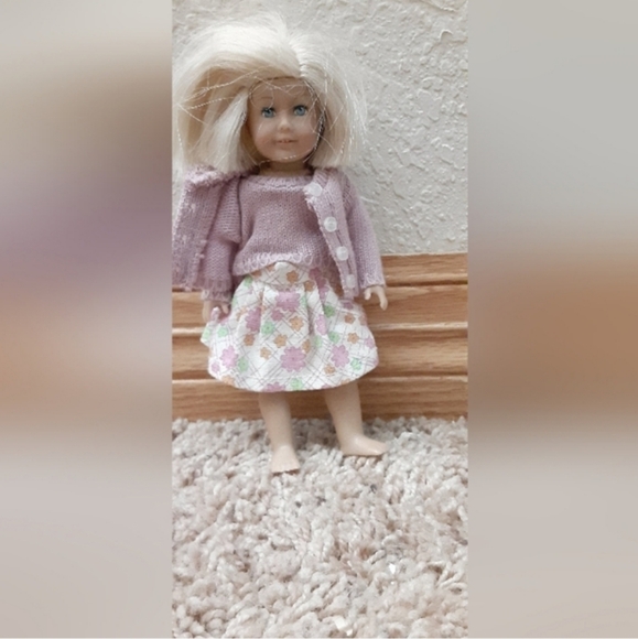Elizabeth American Girl Doll With Mini Doll Kit - Picture 3 of 4